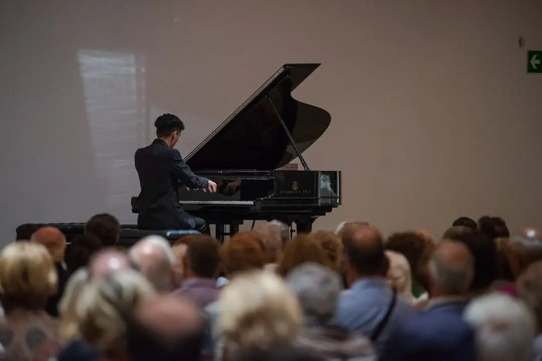 Francisco Di Sanzo tocando el piano